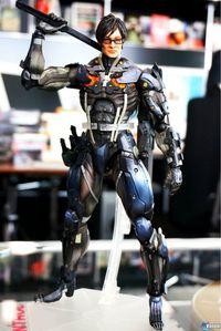Square Enix regala a Hideo Kojima una figura especial de Raiden
