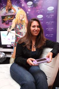 Disney y Sony presentan la PSP p�rpura con Hannah Montana: �Vive el espect�culo!
