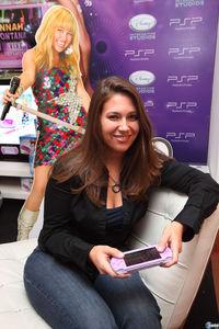 Disney y Sony presentan la PSP p�rpura con Hannah Montana: �Vive el espect�culo!