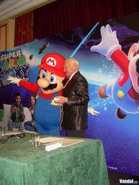 Nintendo presenta Super Mario Galaxy con el astronauta Buzz Aldrin