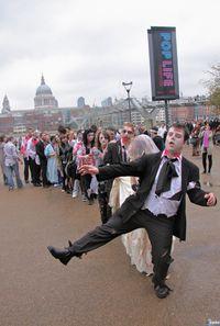 M�s de 50 zombis conmemoran Resident Evil en Londres
