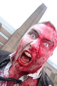 M�s de 50 zombis conmemoran Resident Evil en Londres