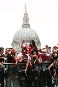 M�s de 50 zombis conmemoran Resident Evil en Londres