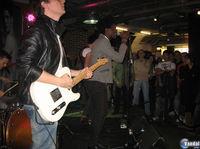 Abre la academia de rock de Black XS y Guitar Hero 5