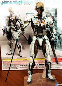 Kojima muestra la figura de Raiden y su armadura blanca