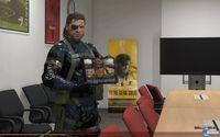 Snake posa con la 'fiambrera Metal Gear'