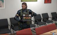 Snake posa con la 'fiambrera Metal Gear'