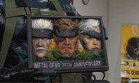 Snake posa con la 'fiambrera Metal Gear'