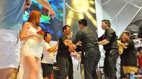 Un hombre se declara a una modelo en una feria de videojuegos en China