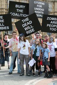 Capcom organiza una manifestaci�n de zombis ante el parlamento brit�nico