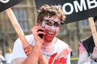 Capcom organiza una manifestaci�n de zombis ante el parlamento brit�nico