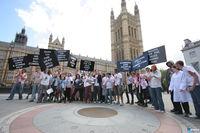 Capcom organiza una manifestaci�n de zombis ante el parlamento brit�nico