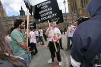 Capcom organiza una manifestaci�n de zombis ante el parlamento brit�nico