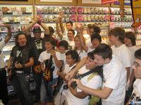 400 Personas tocan Guitar Hero 5 durante 24 horas en Espa�a