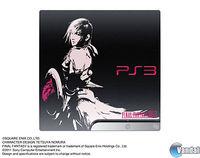Se muestra una PlayStation 3 decorada con motivo de Final Fantasy XIII-2