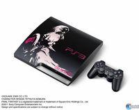 Se muestra una PlayStation 3 decorada con motivo de Final Fantasy XIII-2